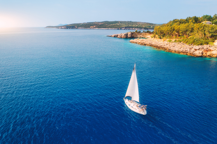 Voilier naviguant dans un décor paradisiaque