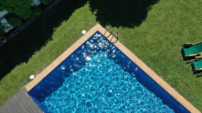 Une piscine vue par un drone