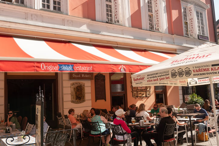 Un bar à Bratislava en Slovaquie