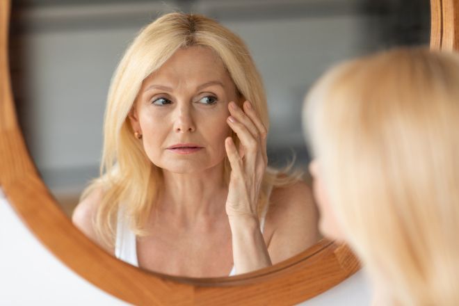 Une femme se regarde dans le miroir 