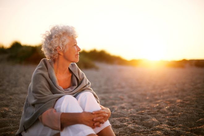 Una donna anziana guarda l’orizzonte