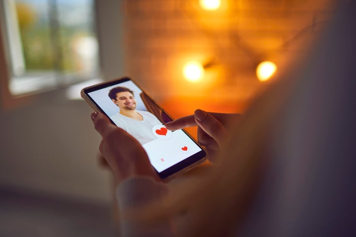 Une femme utilise une application de rencontres