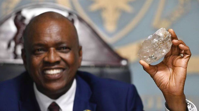 Le président du Botswana avec le diamant Sewelo