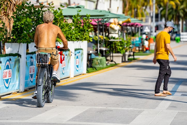 Homme torse nu sur un vélo