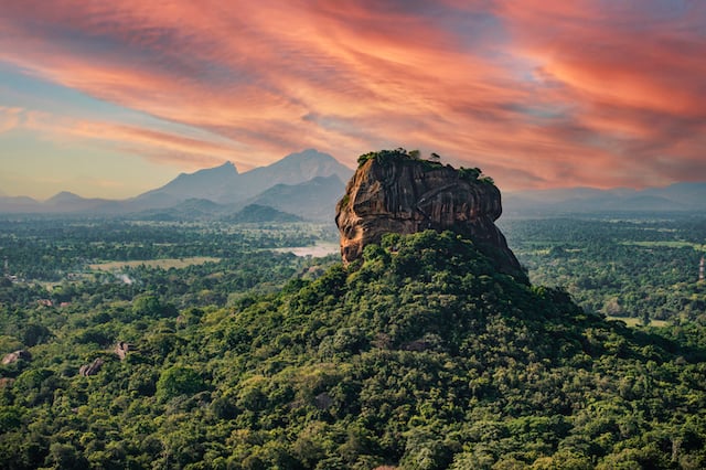 Le rocher de lion entourée par la végétation, Sri Lanka