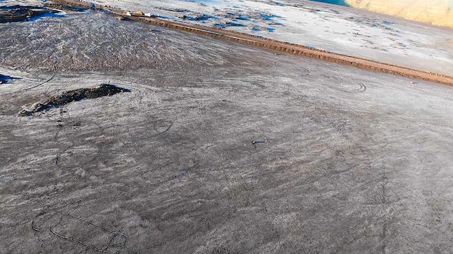 Un dessin obscène sur la plage