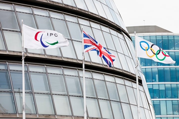 Drapeaux du CIP, du Royaume-Uni et des anneaux olympiques, lors des JO de Londres en 2012