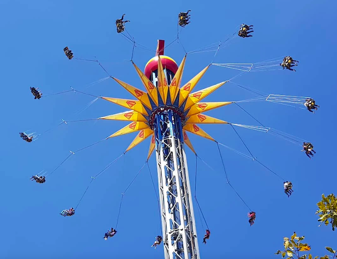 Le manège Supergirl au parc Six Flags à Mexico