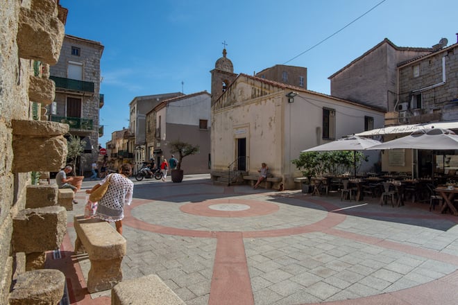 Une place publique à Porto-Vecchio en Corse