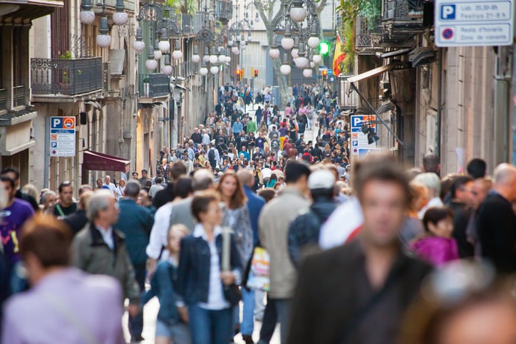 Une rue bondée en Espagne