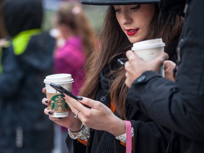 Une touriste boit un café Starbucks