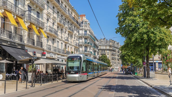 Une rue à Grenoble avec tramway