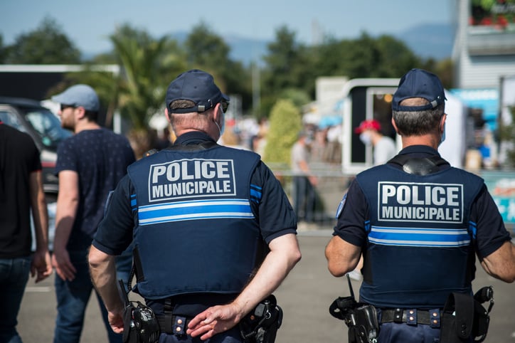 Deux policiers de dos