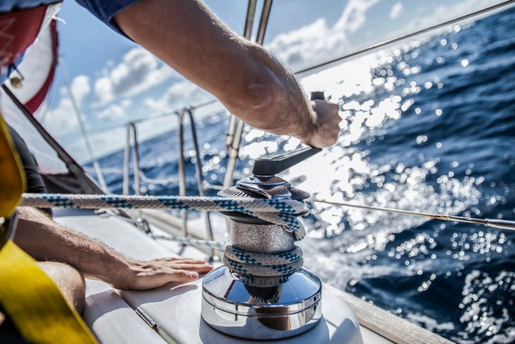 Un homme utilise les cordages d'un bateau