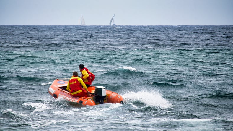 Deux sauveteurs en mer à bord d'un bateau