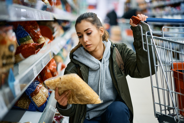 Une cliente d'un supermarché