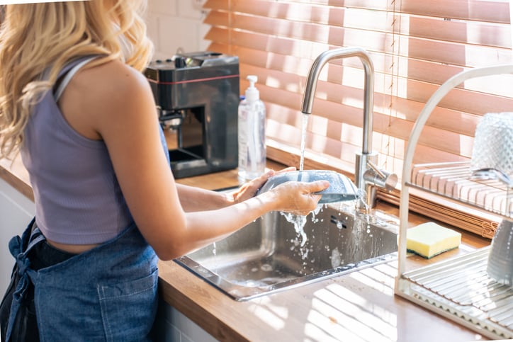 Une femme qui fait la vaisselle