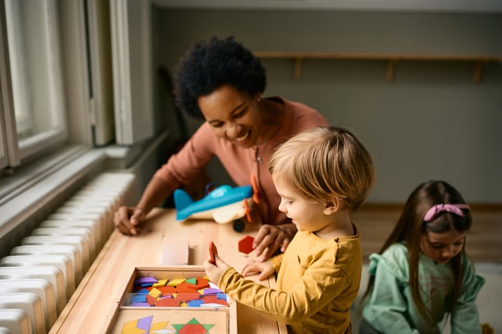 Une baby-sitter garde des enfants