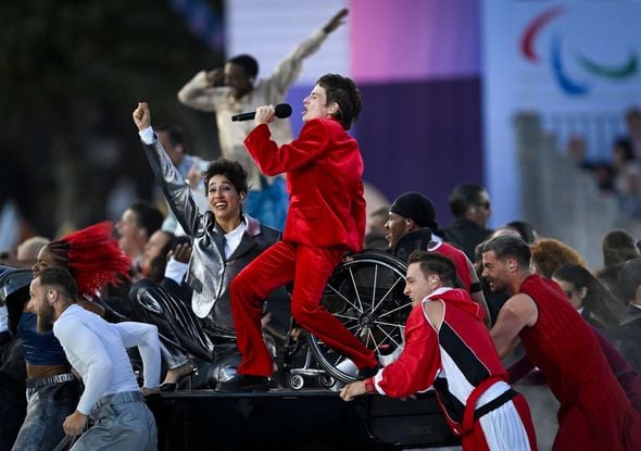 Christine and the Queens interprète Born To Be Alive lors de la cérémonie d'ouverture des Jeux Paralympiques de Paris 2024