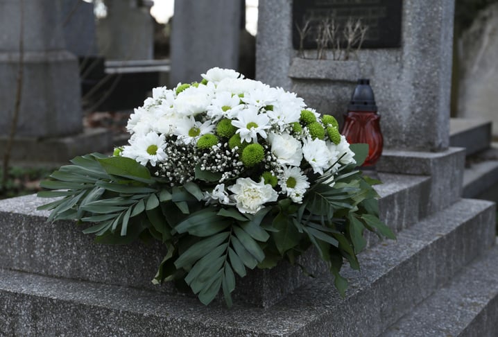 Une tombe fleurie dans un cimetière