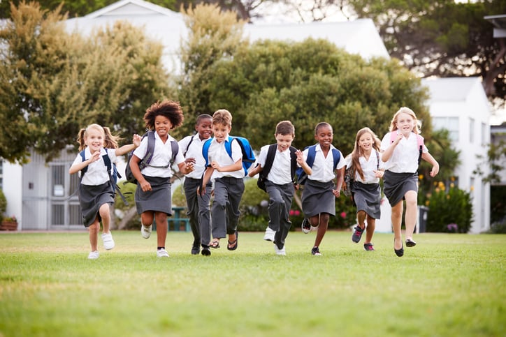 Des enfants courent en uniforme