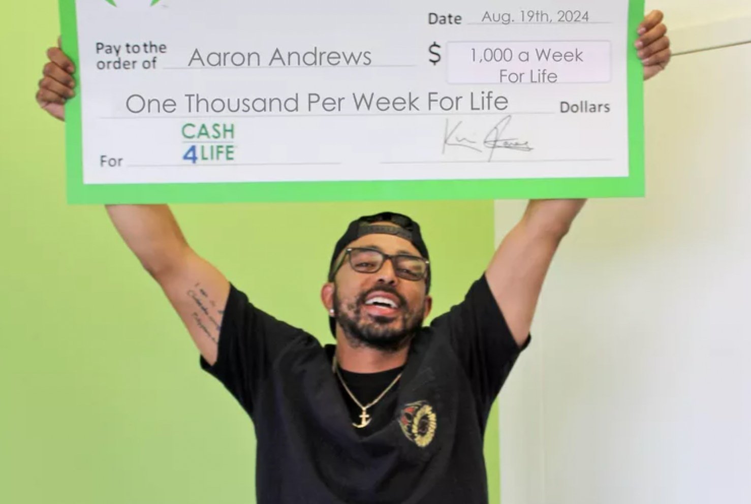 Aaron Andrews et son ticket gagnant