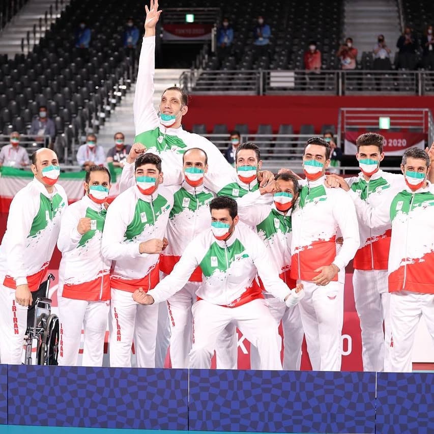 Le plus grand athlète des Jeux paralympiques Morteza Mehrzad (2,46 mètres) et ses coéquipiers iraniens 