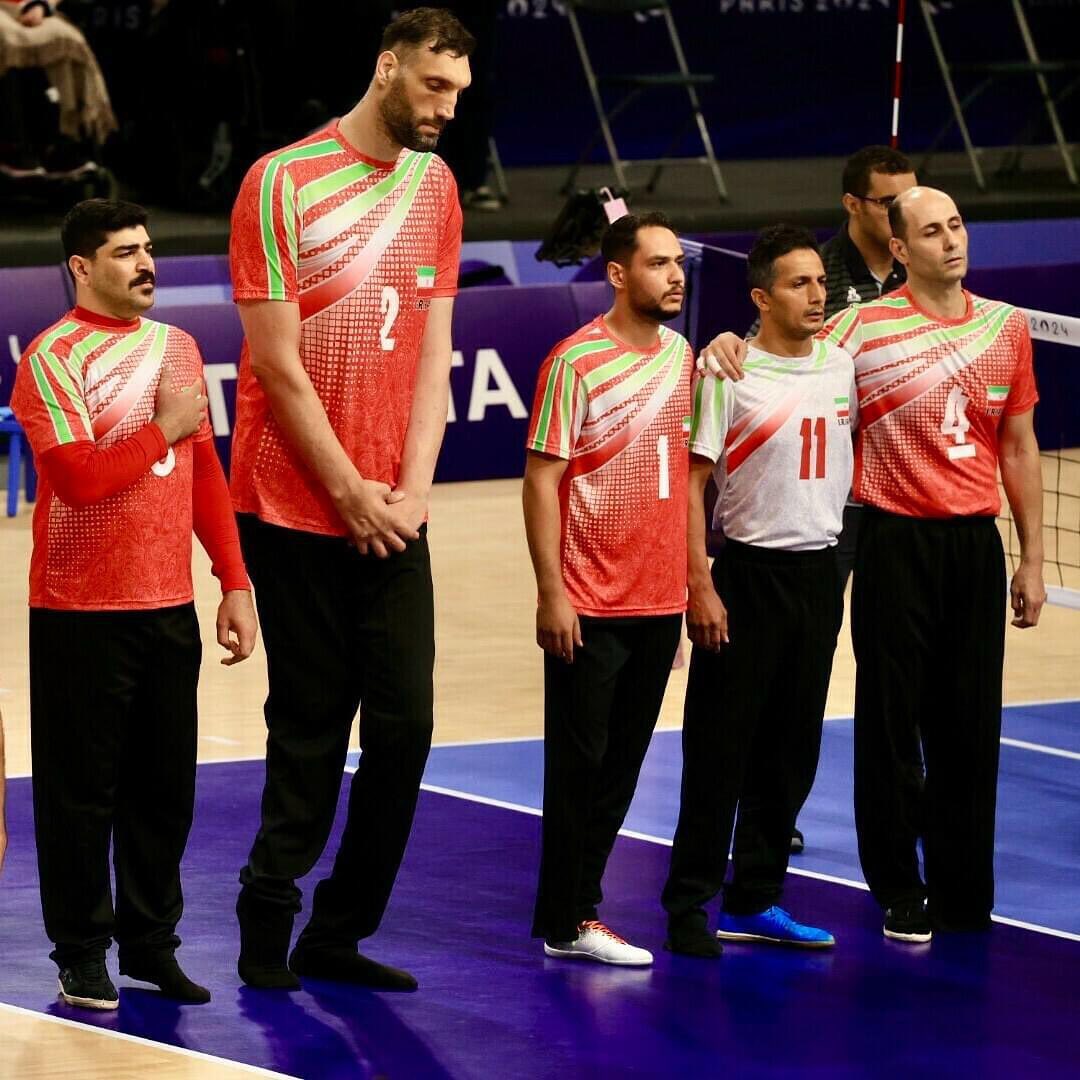 Le plus grand athlète des Jeux paralympiques Morteza Mehrzad (2,46 mètres) et l'équipe d'Iran de volley assis