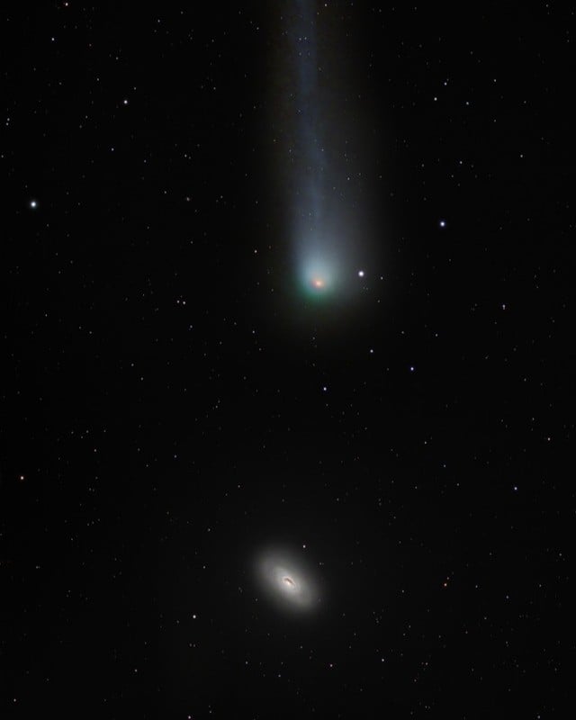 La photographie de la comète et la galaxie