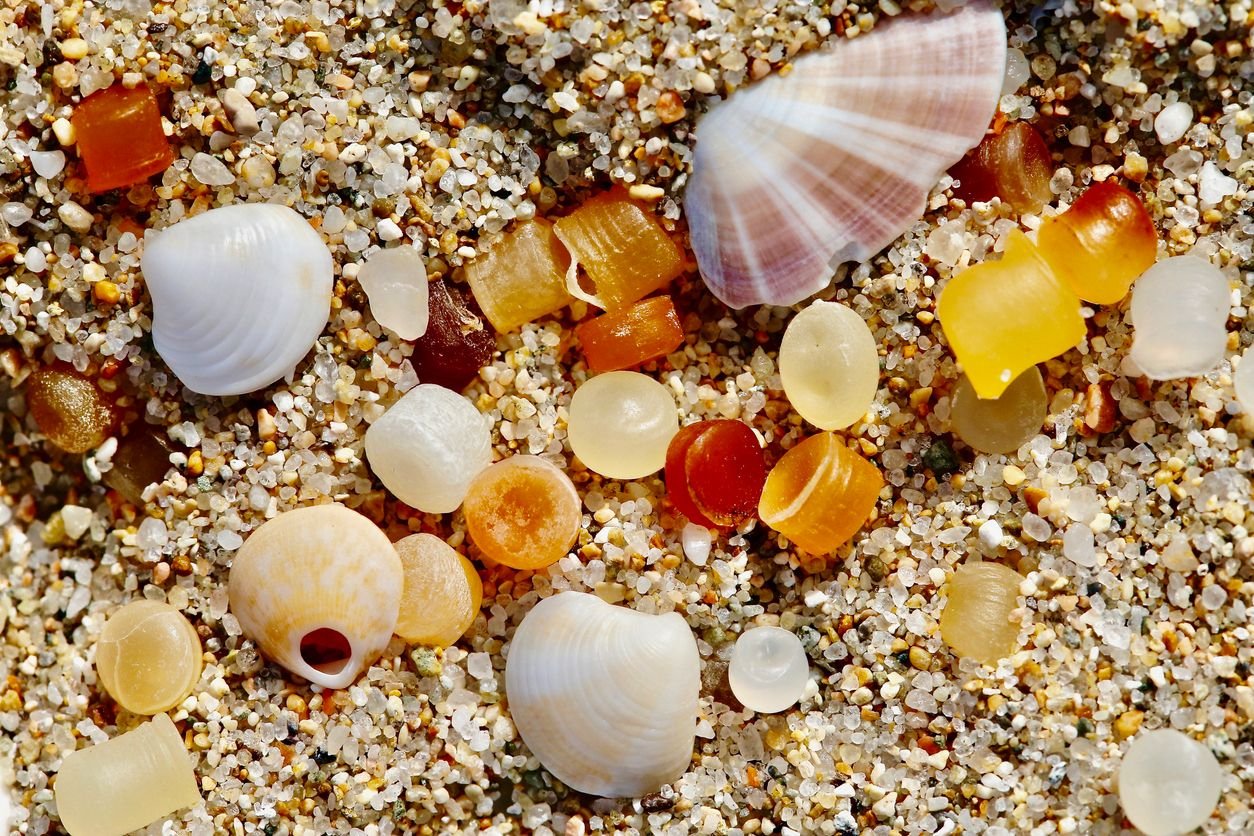 Des microplastiques dans le sable