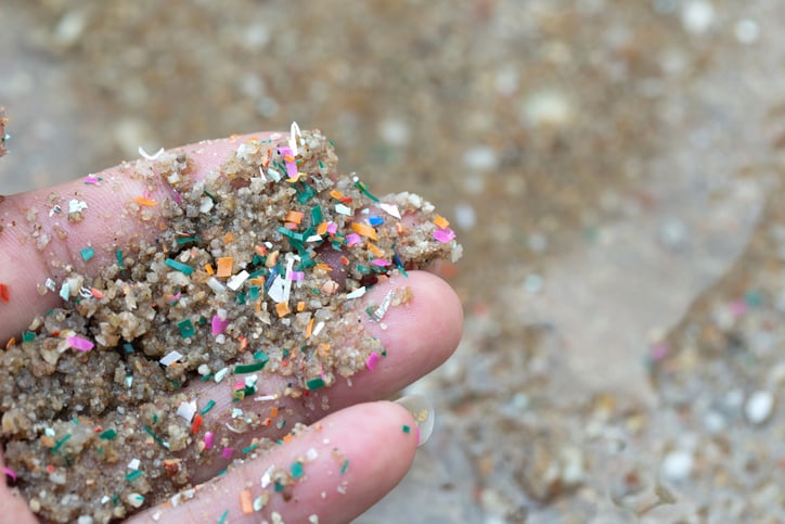 Des microplastiques dans le sable