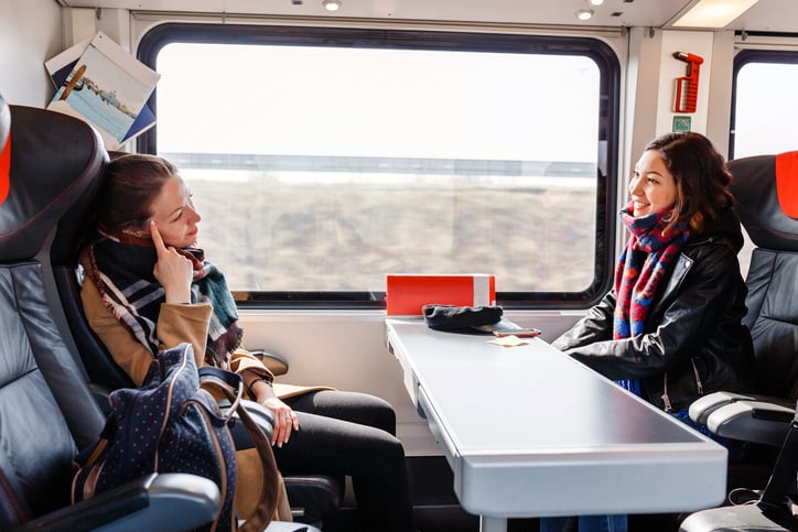 Deux femmes discutent dans le train