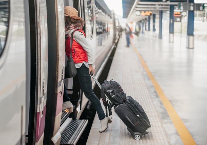 Une personne monte dans un train