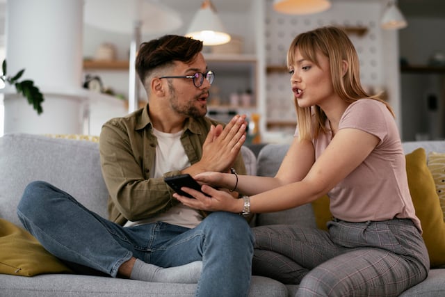 Un couple en train de se disputer sur le canapé