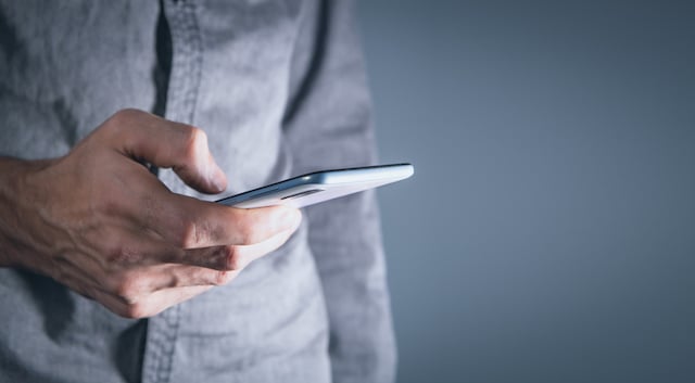 Un homme utilisant son téléphone portable