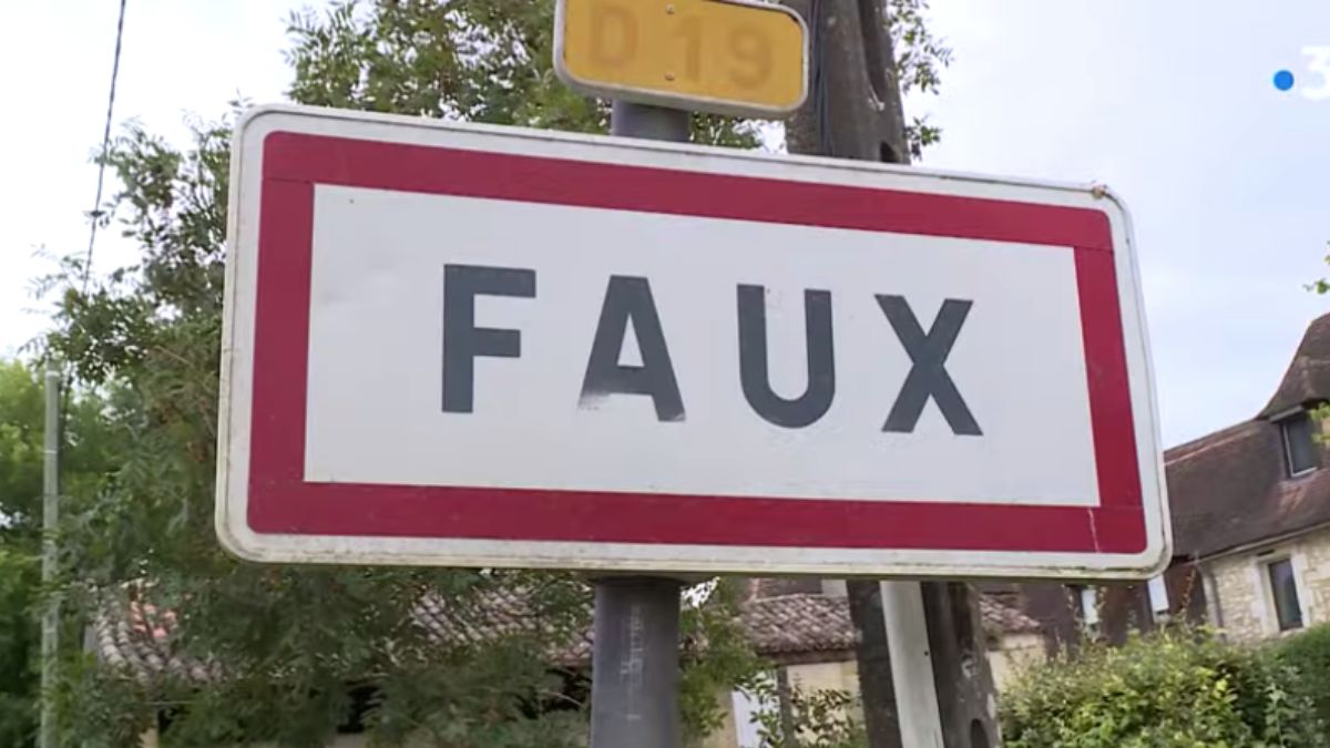 Panneau de la ville de Faux, dans le Périgord