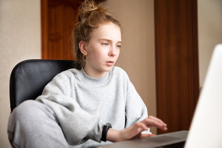 Une jeune femme sur son ordinateur