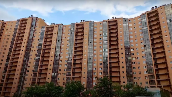 Un immeuble gigantesque à Saint-Pétersbourg, en Russie