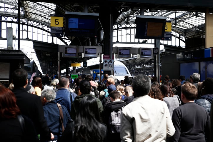 Des voyageurs dans une gare SNCF