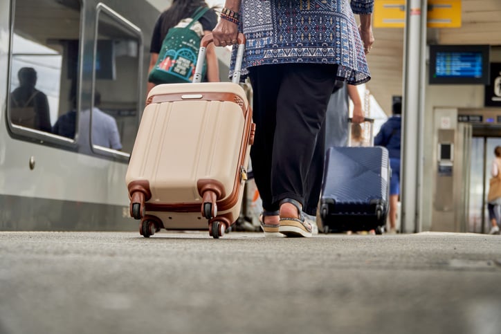 Un voyageur avec un bagage