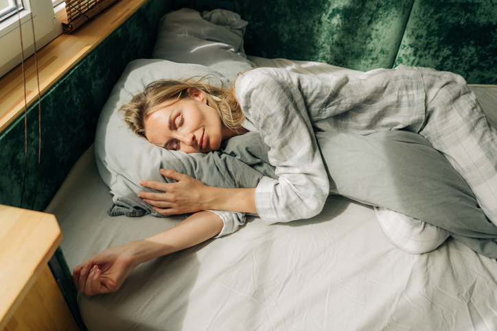 Une femme dort dans un lit