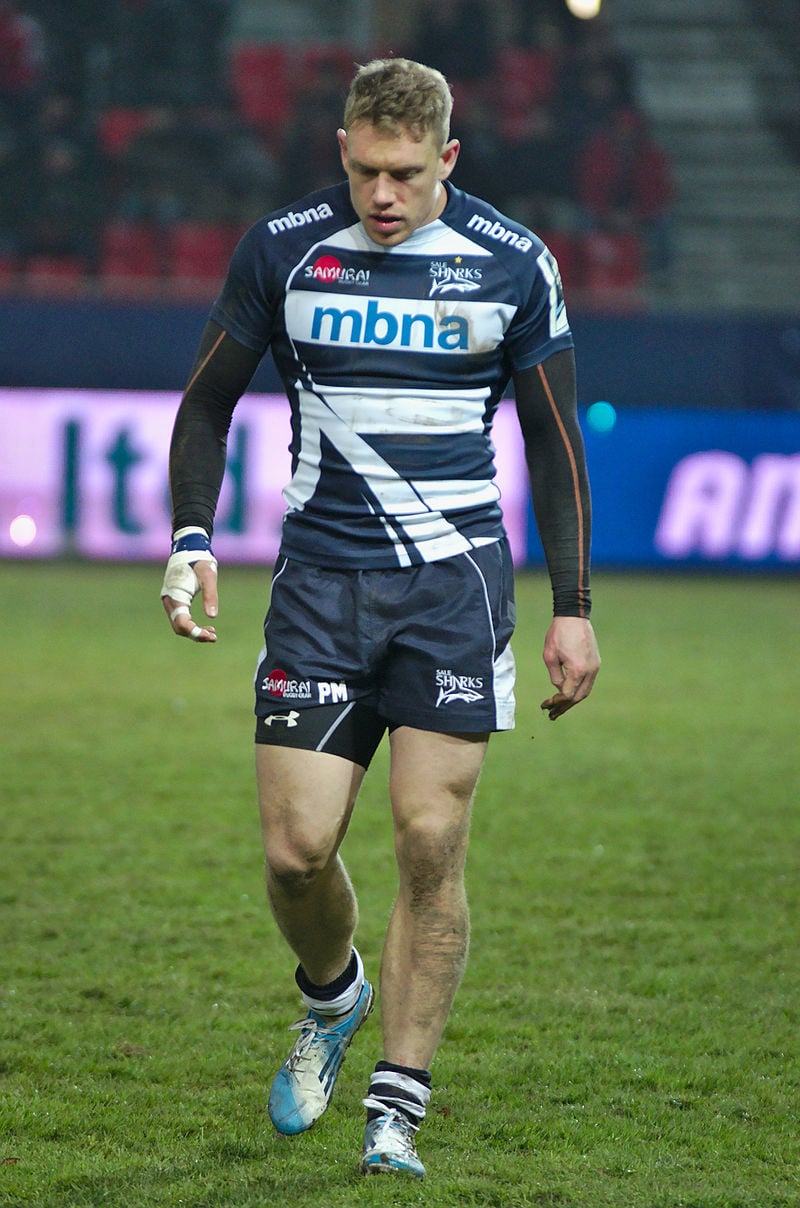 Phil McKenzie avec le maillot de l’équipe de rugby des Sale Sharks, en 2013