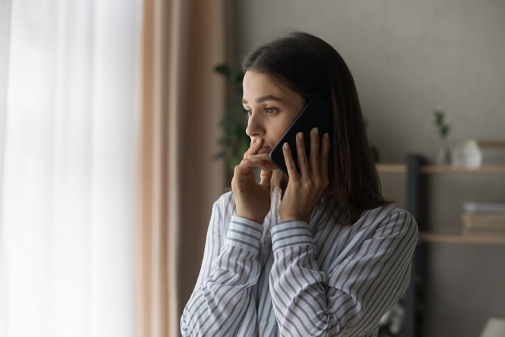 Une femme angoissée au téléphone 