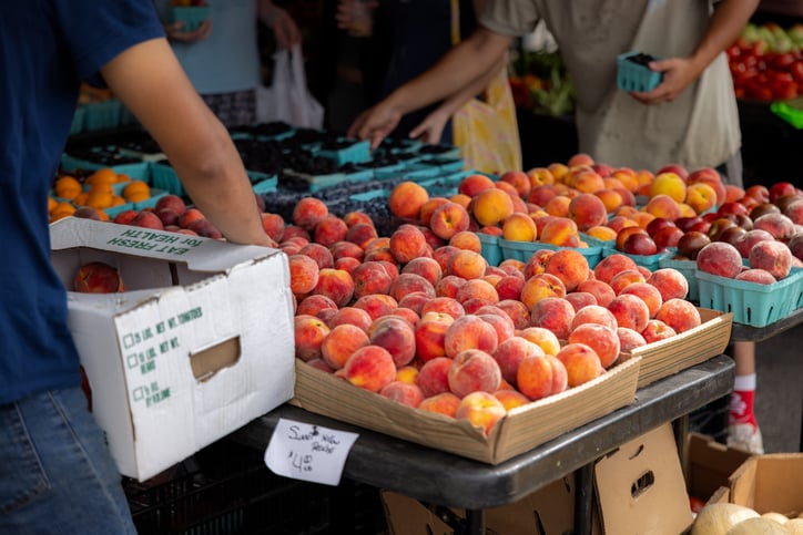 Des pêches sur un marché