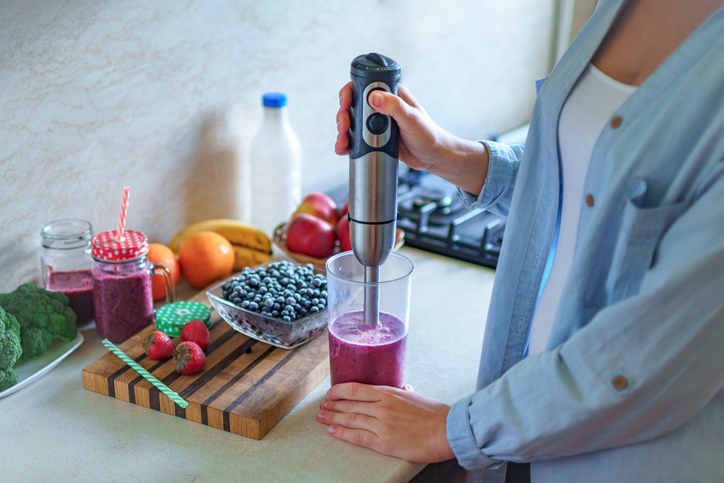 Une femme se prépare un smoothie