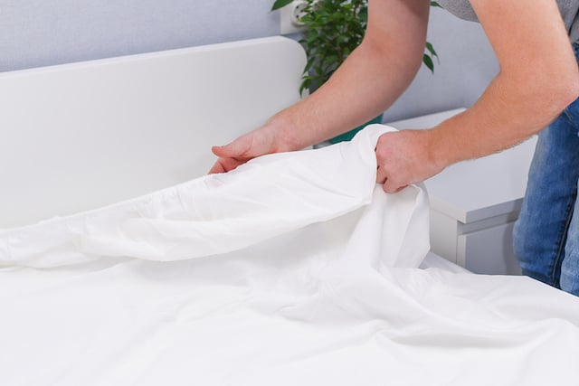 Une femme en train de retirer ses draps