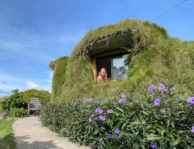 La journaliste photographiée dans la petite maison