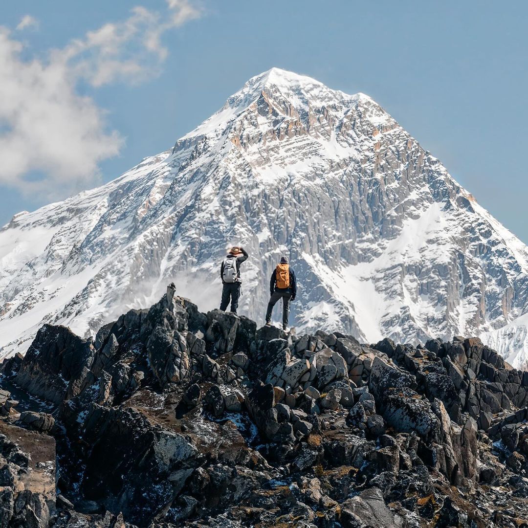 Inoxtag et une autre personne faces à l'Everest