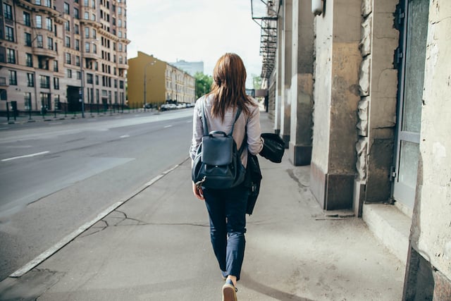 Une femme marchant dans la rue