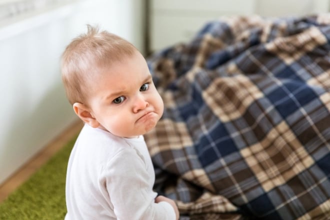 Un bébé en train de bouder